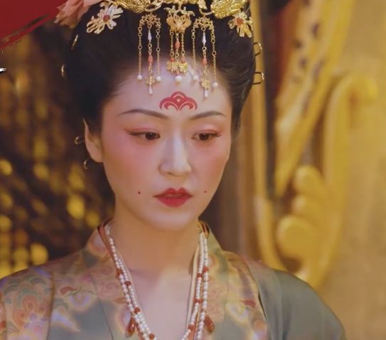 飞霞妆比桃花妆更为淡雅,有白里透红之感.
