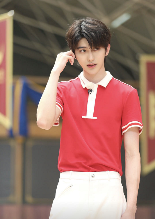 肖战|肖战出道4周年，话题登上各国热搜第1，人气已超越千玺蔡徐坤