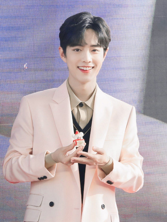 肖战|肖战出道4周年，话题登上各国热搜第1，人气已超越千玺蔡徐坤