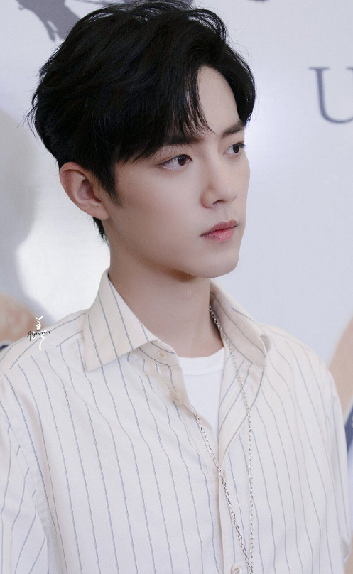 肖战|肖战出道4周年，话题登上各国热搜第1，人气已超越千玺蔡徐坤