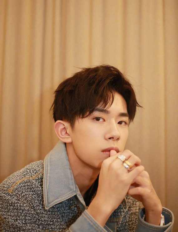 肖战|肖战出道4周年，话题登上各国热搜第1，人气已超越千玺蔡徐坤