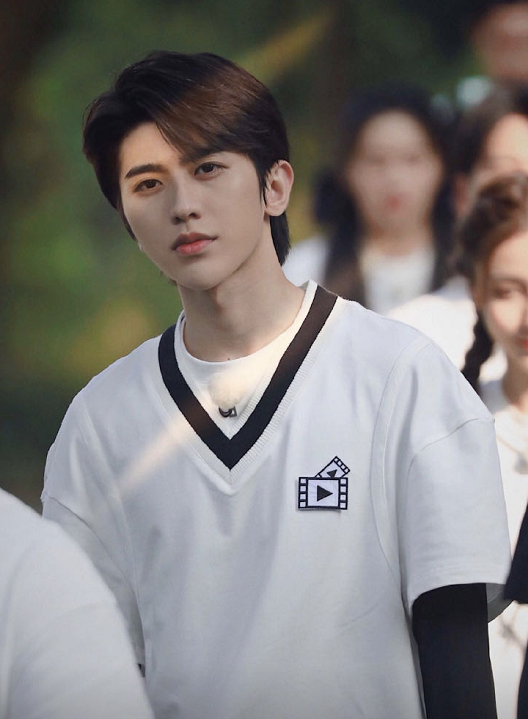 肖战|肖战出道4周年，话题登上各国热搜第1，人气已超越千玺蔡徐坤