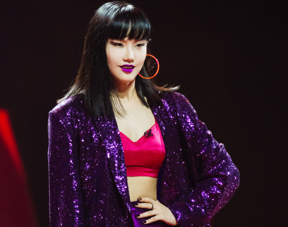 黄龄摔倒后继续赶行程身体虚弱在机场被急救脸色苍白状态极差