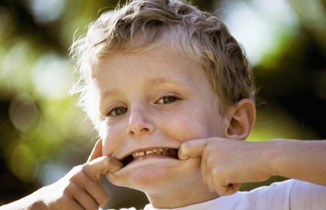 孩子总捣蛋,可能是想引起父母注意,这三点可以有效解决问题