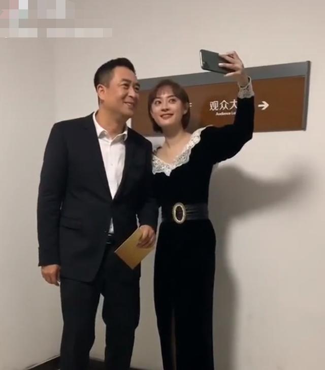 孙俪|孙俪亮相飞天奖，走路外八太霸气，和张嘉益合影却被嫌弃拍照水平