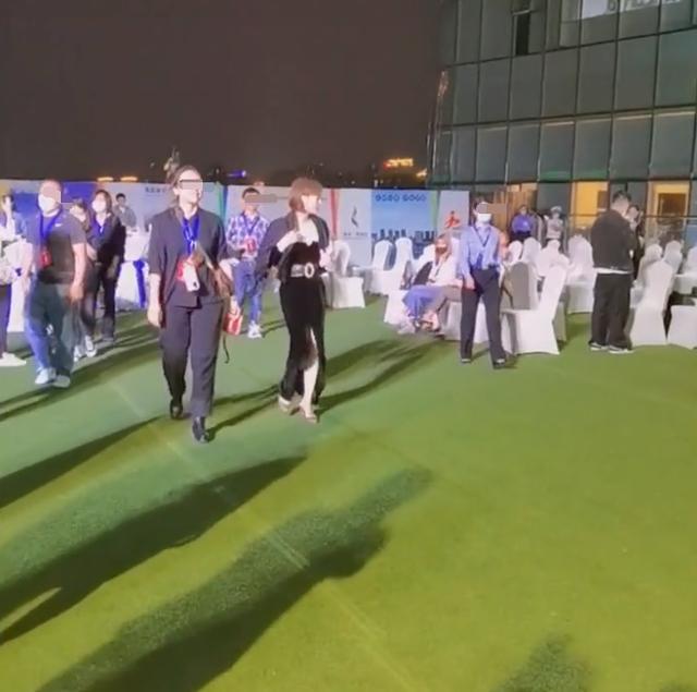 孙俪|孙俪亮相飞天奖，走路外八太霸气，和张嘉益合影却被嫌弃拍照水平