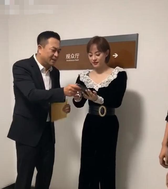 孙俪|孙俪亮相飞天奖，走路外八太霸气，和张嘉益合影却被嫌弃拍照水平