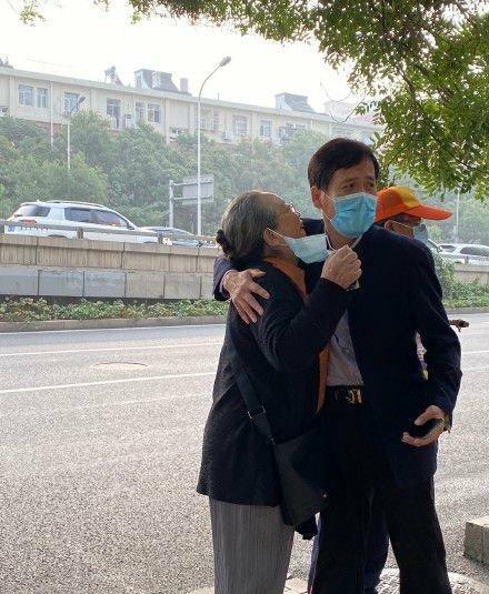 容嬷嬷|84岁容嬷嬷李明启近照，穿着朴素赶公交，和路人合影特地摘下口罩