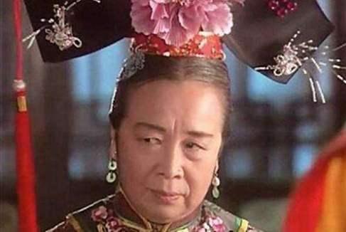 容嬷嬷|84岁容嬷嬷李明启近照，穿着朴素赶公交，和路人合影特地摘下口罩