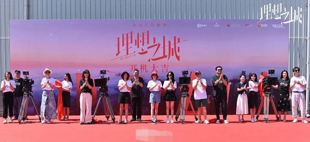 孙俪|孙俪亮相飞天奖，走路外八太霸气，和张嘉益合影却被嫌弃拍照水平