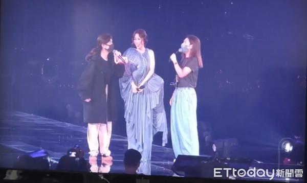 田馥甄演唱会|田馥甄演唱会SHE隔15个月合体了！无预警冲台上 歌迷全嗨翻