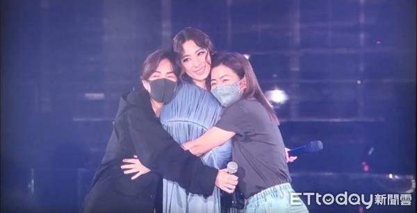 田馥甄演唱会|田馥甄演唱会SHE隔15个月合体了！无预警冲台上 歌迷全嗨翻