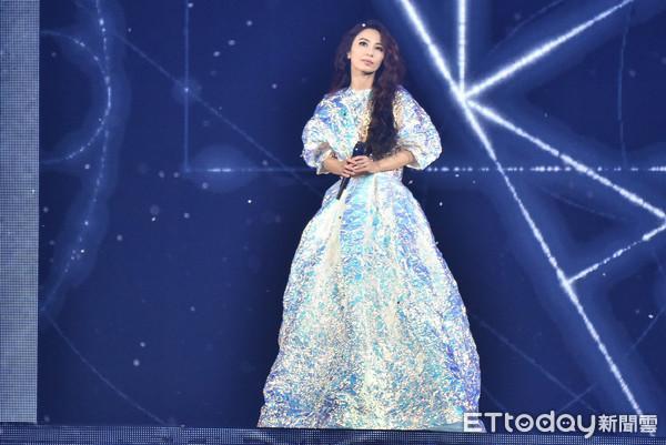 田馥甄演唱会|田馥甄演唱会SHE隔15个月合体了！无预警冲台上 歌迷全嗨翻