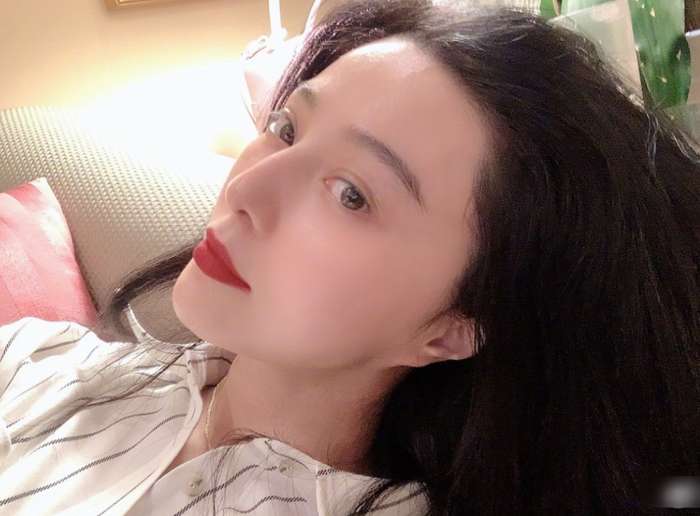 范冰冰|范冰冰晒自拍照，淡妆出镜尽显清纯，却在评论区无意透露感情现状