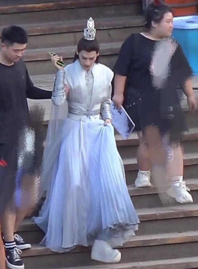 罗云熙|罗云熙身高被吐槽，网友建议合作娇小型女演员，hold不住御姐