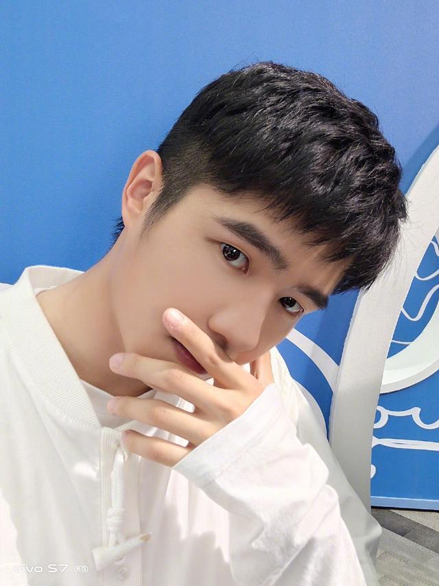 刘昊然|23岁刘昊然被男粉叫宝贝！罕见瞳孔炸裂表情失控，竟然这样回应