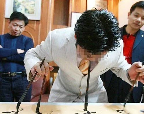 毛笔|“江湖书法家”的祖师爷找到了，花式杂耍，样样精通！