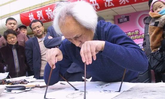 毛笔|“江湖书法家”的祖师爷找到了，花式杂耍，样样精通！