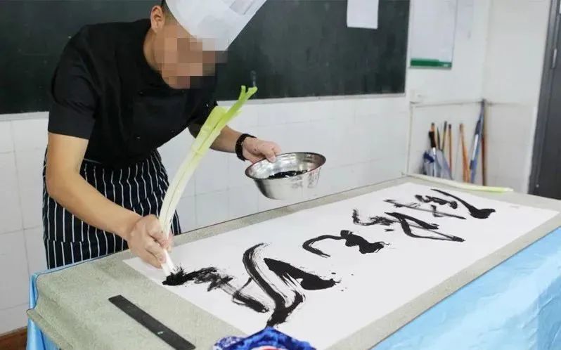 毛笔|“江湖书法家”的祖师爷找到了，花式杂耍，样样精通！