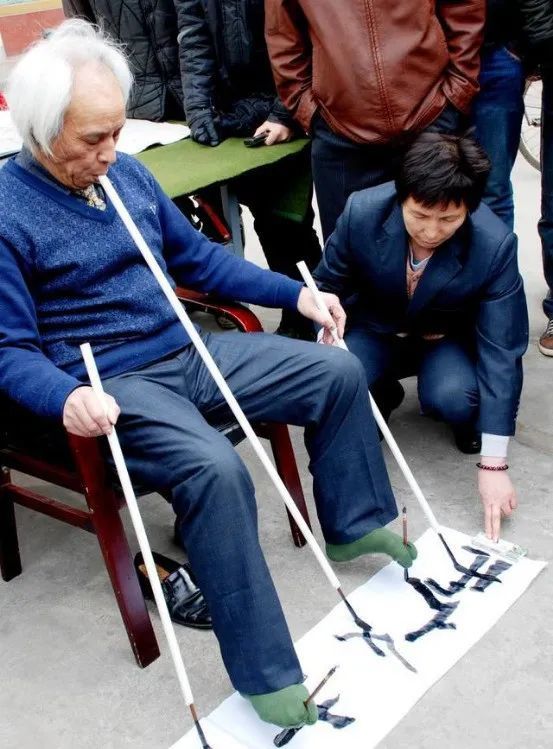 毛笔|“江湖书法家”的祖师爷找到了，花式杂耍，样样精通！