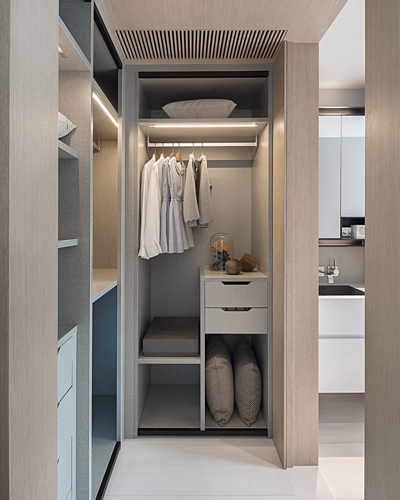 屋内的拐角处也可以设置迷你衣帽间,嫌衣物乱想遮挡的话,可以设计