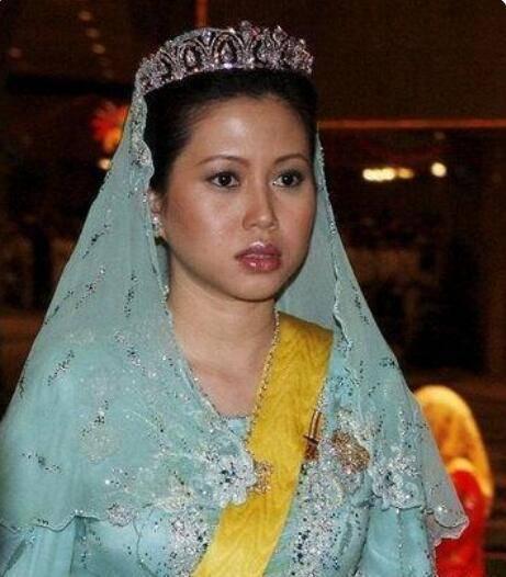 74岁文莱国王真好命,王后一脸福相,两任王妃年轻貌美还有气质