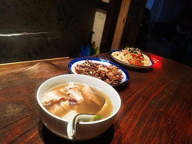 只能放下一张桌子的小餐馆晚上坐满客人苏州真实版的深夜食堂