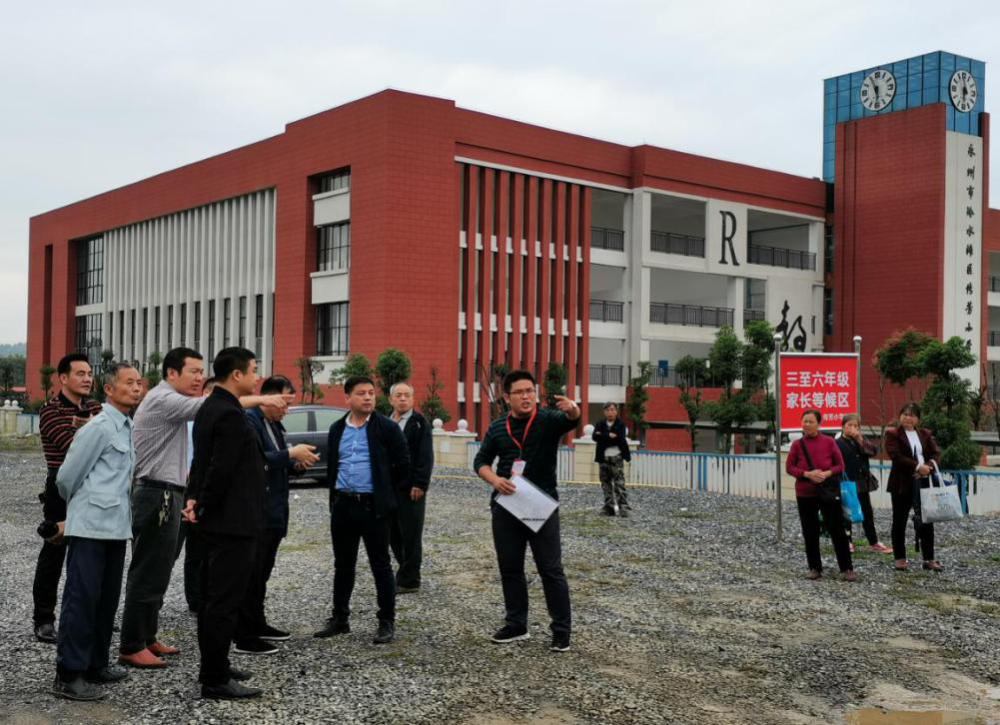 冷水滩区传芳小学加快校门路段微改造畅通上学路