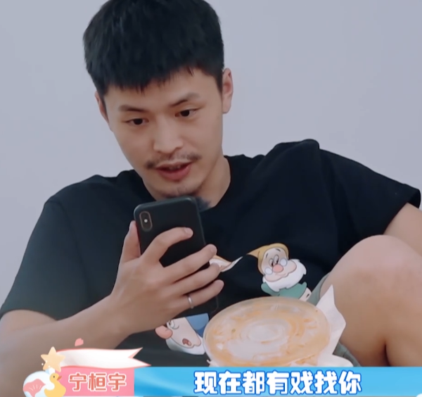 宁桓宇|宁桓宇酒后情绪失控，哭诉当爸后压力大！四处找关系求戏拍好心酸