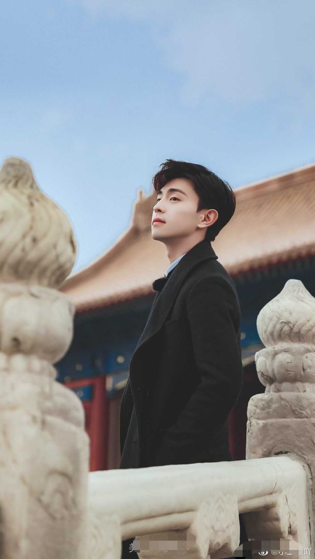 邓伦中华儿女故宫封面照片流出一身正气凛然