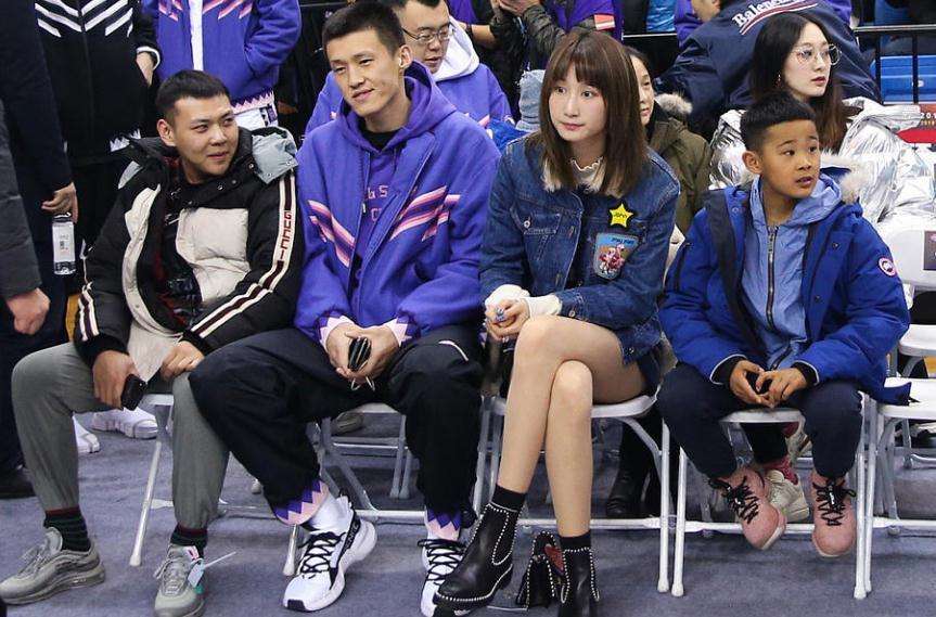 如今杜峰也长期在广东执教,马晨菲带着儿子在北京生活,前段时间马晨菲