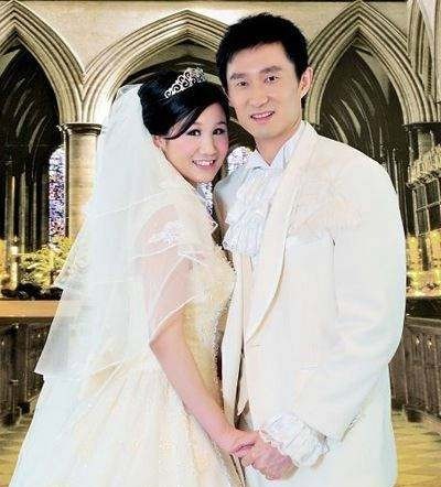 39岁杜峰任大学兼职教授,为篮球事业满头白发;与妻子8年未同框