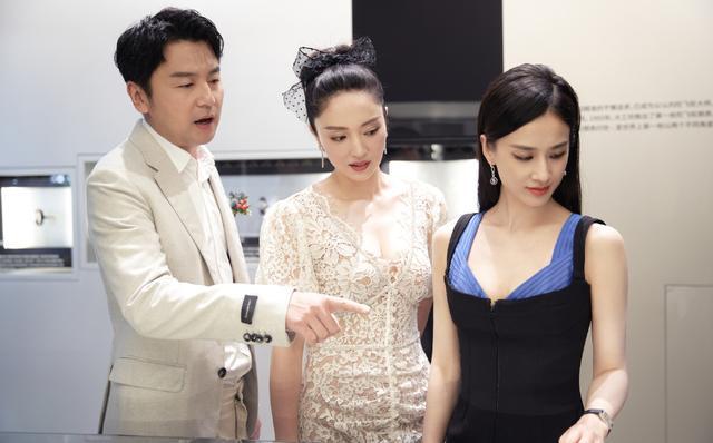 黄圣依|董璇黄圣依罕见同框比美，黄圣依满脸疲态，董璇却少女感十足