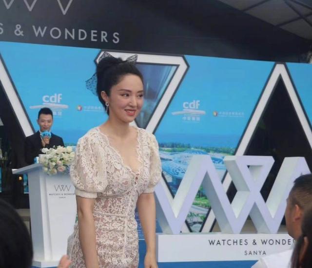 黄圣依|董璇黄圣依罕见同框比美，黄圣依满脸疲态，董璇却少女感十足