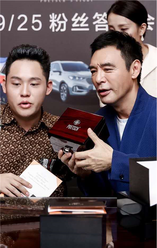 记者会上,香港巨星钟镇涛对poetsch珀奇品牌手表赞不绝口.