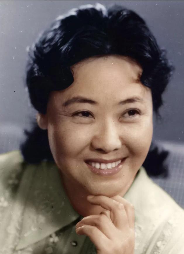 丈夫的决定让郭英兰伤心不已,很长一段时间她都不敢再次涉足爱情和