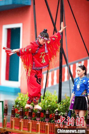 苗族姑娘长沙挑战赤脚踩大刀走酒瓶