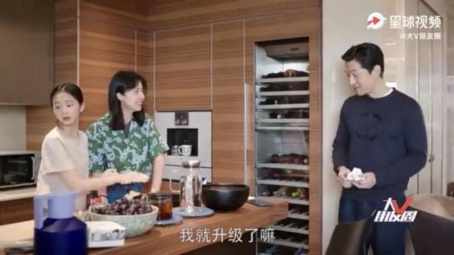 黄多多|黄磊妻女与胡歌共拍视频，14岁黄多多亲自下厨做饭，胡歌大赞很专业