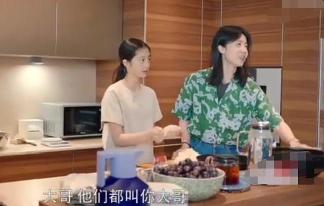 黄多多|黄磊妻女与胡歌共拍视频，14岁黄多多亲自下厨做饭，胡歌大赞很专业