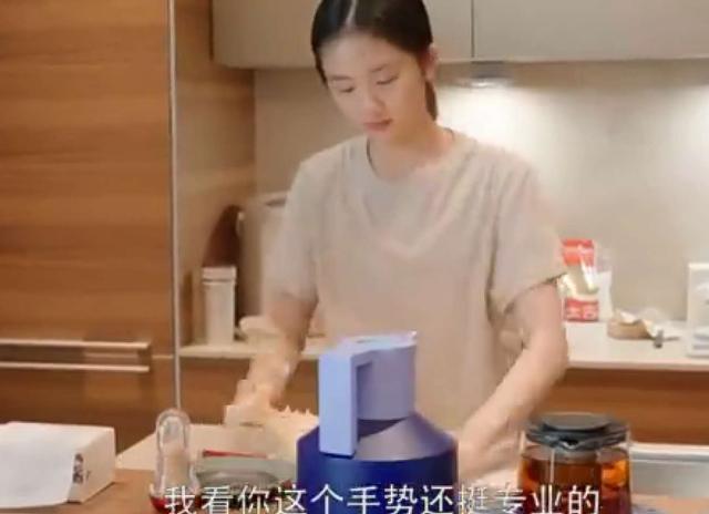 黄多多|黄磊妻女与胡歌共拍视频，14岁黄多多亲自下厨做饭，胡歌大赞很专业