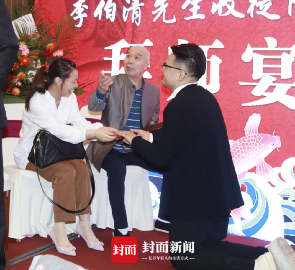 临近2020年国庆和中秋,9月28日晚,成都郫都区某酒楼,李伯清收徒仪式