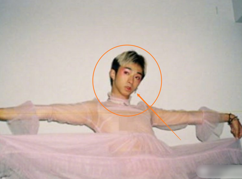 伊能静|伊能静儿子再晒女装照，粉色纱裙梦幻感十足，底下评论却褒贬不一