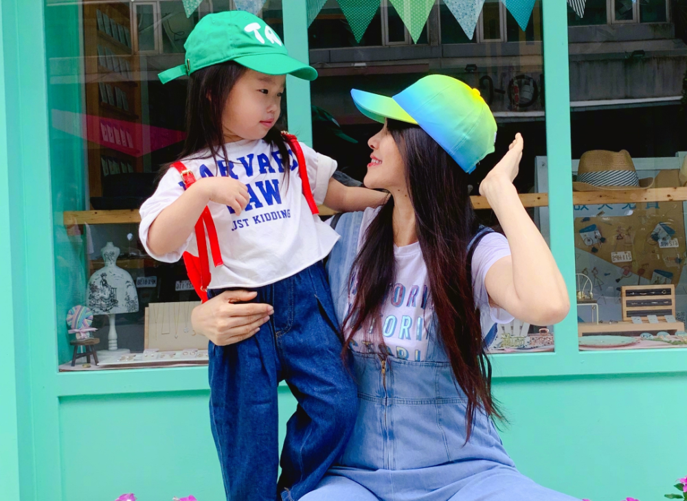 伊能静|伊能静儿子再晒女装照，粉色纱裙梦幻感十足，底下评论却褒贬不一