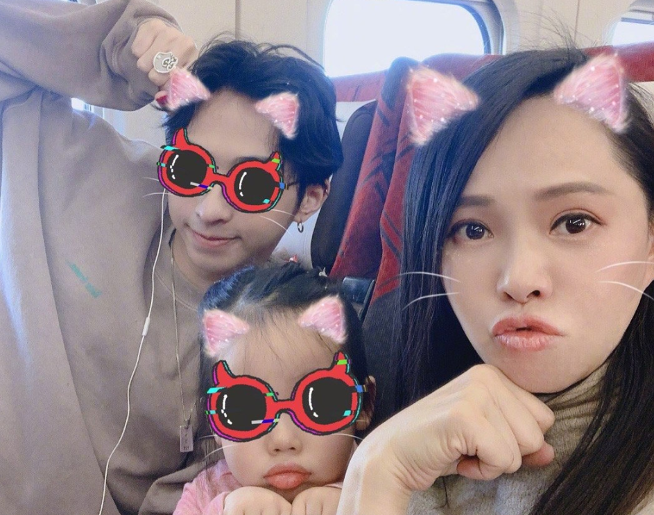 伊能静|伊能静儿子再晒女装照，粉色纱裙梦幻感十足，底下评论却褒贬不一