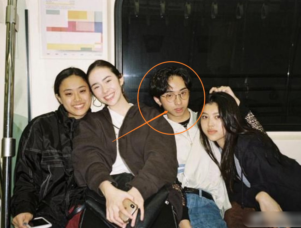 伊能静|伊能静儿子再晒女装照，粉色纱裙梦幻感十足，底下评论却褒贬不一