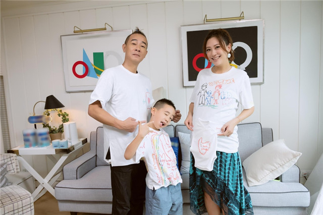 陈小春|陈小春一家做手工衣服，Jasper亲自为弟弟设计出生礼物