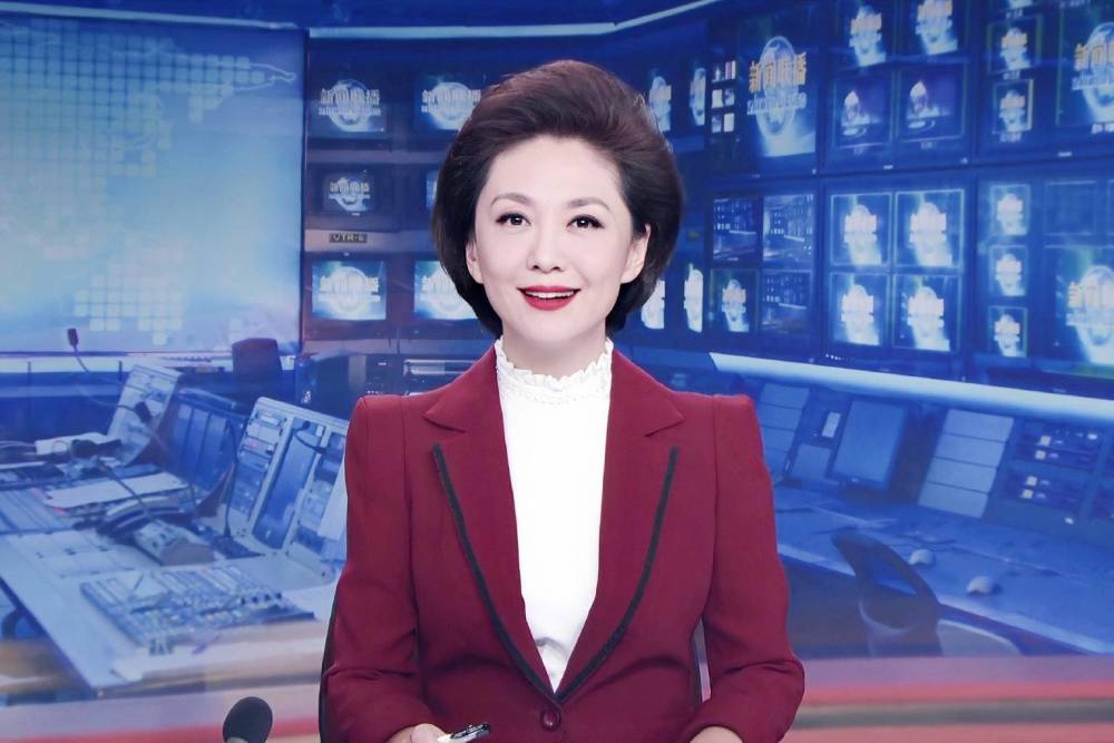 海霞不愧是央视女神年轻时容貌精致今48岁穿搭靓丽成时尚典范