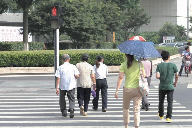 闖紅燈還有理女子被交警攔下還撒潑命是我自己的要你們管