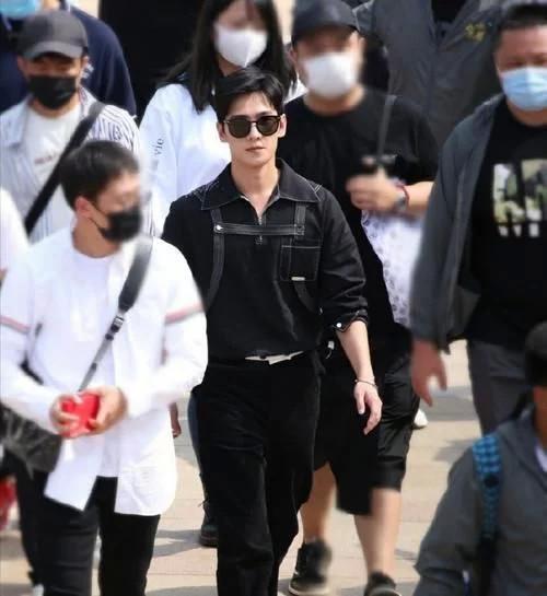 迪丽热巴|杨洋新戏开机，站姿笔挺走路带风；迪丽热巴连衣裙秀蚁腰，被夸完颜CP