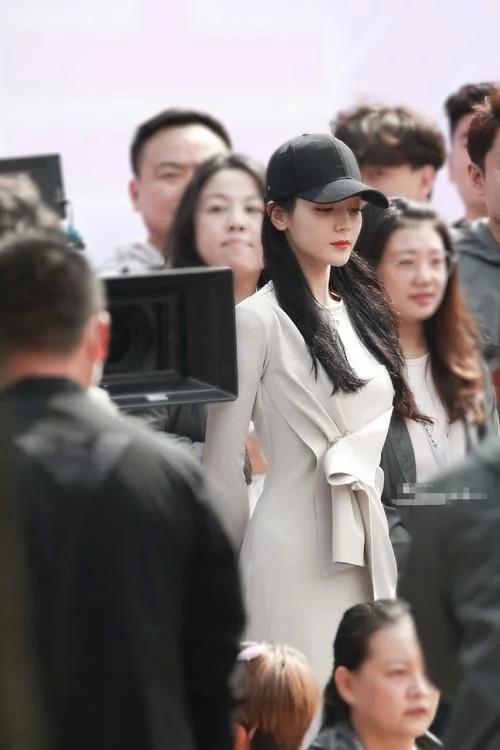 迪丽热巴|杨洋新戏开机，站姿笔挺走路带风；迪丽热巴连衣裙秀蚁腰，被夸完颜CP